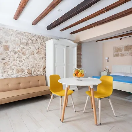 Carmencita Apartment *